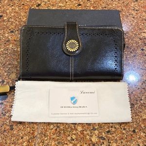 *****PRICE DROP*****   NWT LAVEMI LEATHER WRISTLET WALLET